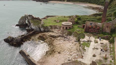 Vista-Aérea-De-Porth-Wen-Desierta-Fábrica-De-Ladrillo-Industrial-Victoriana-Permanece-En-Anglesey-Costa-Erosionada