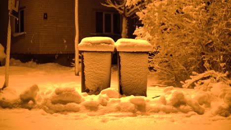 Im-Winter-Stehen-Mülltonnen-Im-Schnee