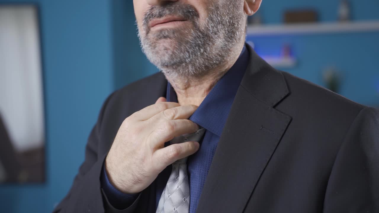 un hombre de negocios anciano preocupado y en pánico estresado.