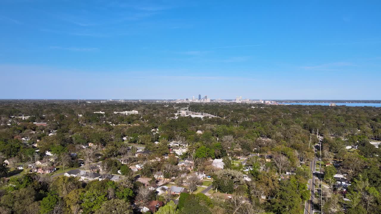 vista aérea sobre los suburbios de murray hill, el paisaje urbano de jacksonville en el fondo - tire hacia atrás, tiro de drones