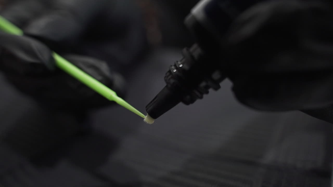 extracción del adhesivo de resina compuesta del contenedor en una espátula dental - cerrar