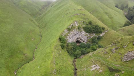 Kühle-Wolken,-Die-Auf-Den-Hügelkuppen-Der-Arpea-Höhle-In-Den-Pyrenäen-Ruhen