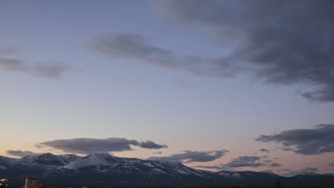 Zeitraffer-Des-Parnitha-Berges,-Griechenland-Während-Der-Goldenen-Stunde-Mit-Schnee-Auf-Dem-Berggipfel