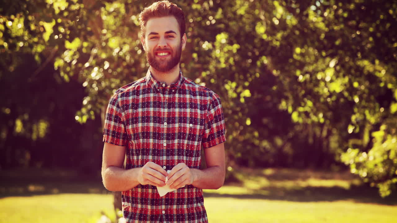 en alta calidad en formato 4k guapo hipster estornudando