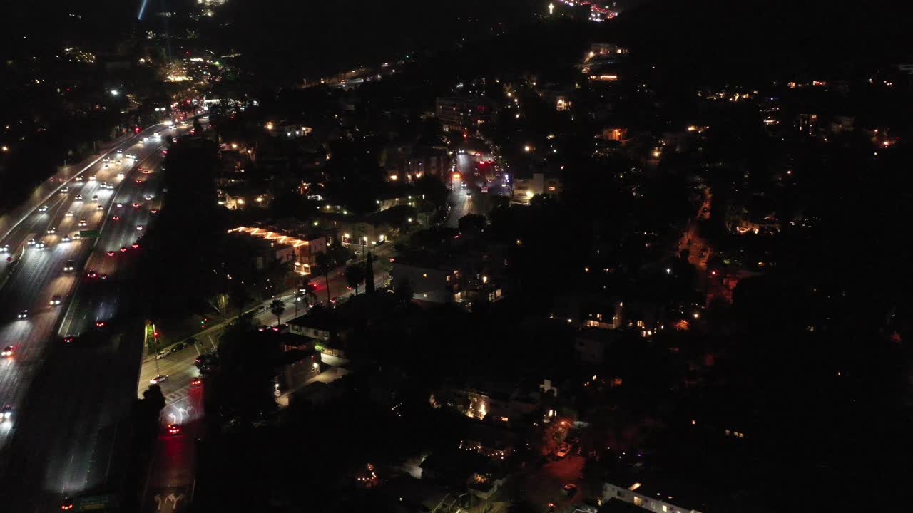 비는 도로를 따라 이동하는 교통