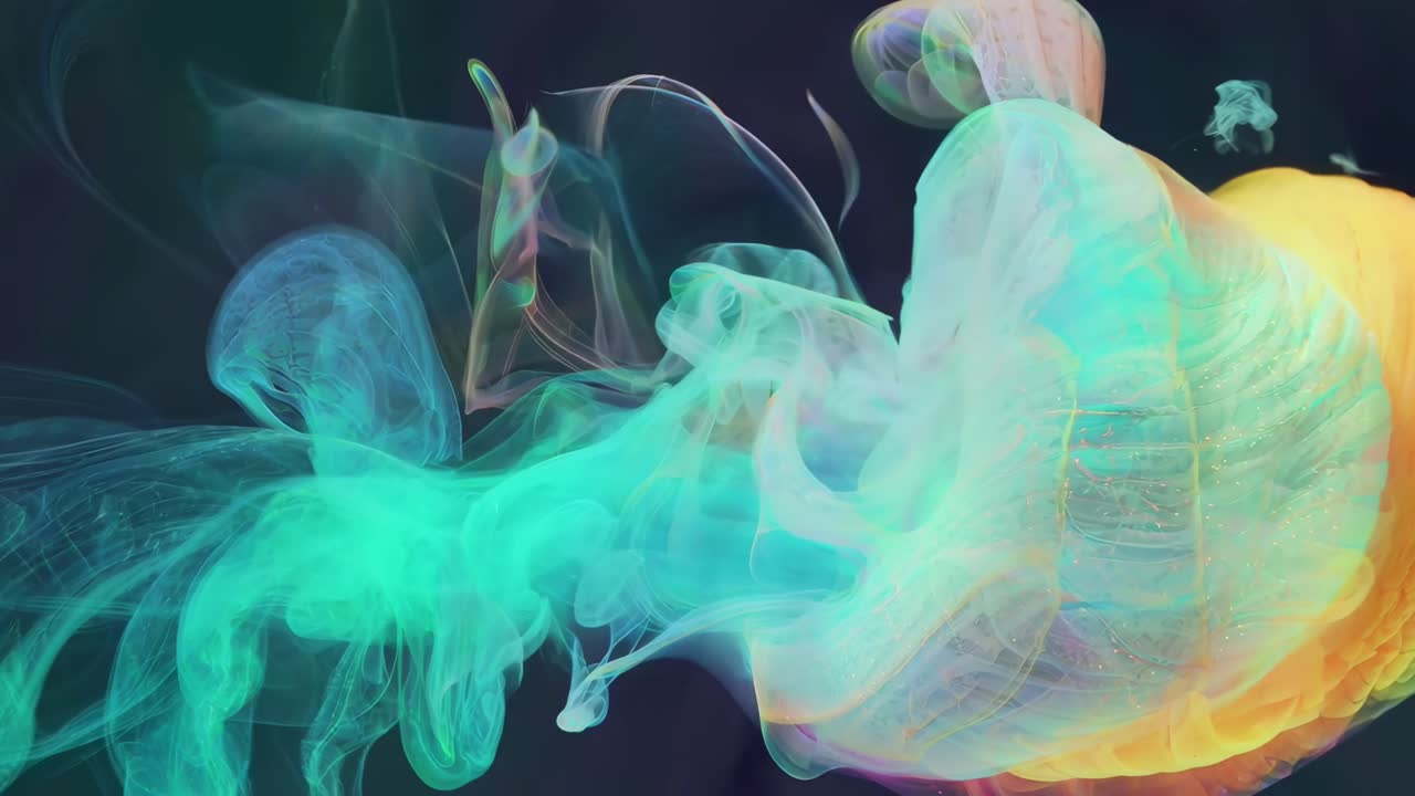 Vidéo abstraite d'encre colorée tourbillonnant sous l'eau, filmée de profil.