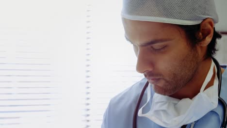 cirujano mirando informes médicos