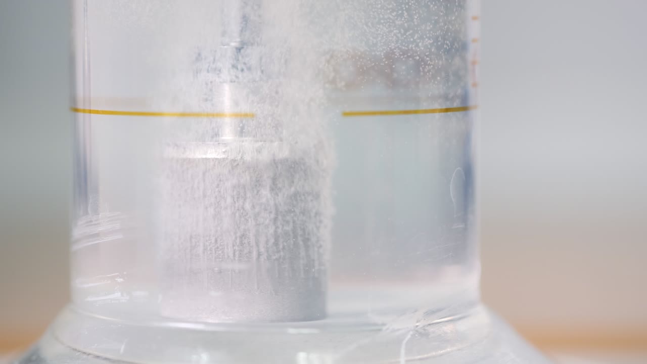 공기 분산기를 사용하여 물에 거품을 만들고 거품의 양을 확인합니다. 금속 작업 실험. 교육 및 연구 개념. 새로운 제품 라인을 만니다.