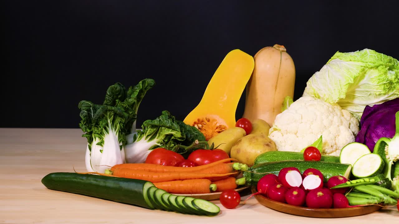 verduras variadas dispuestas sobre un fondo negro