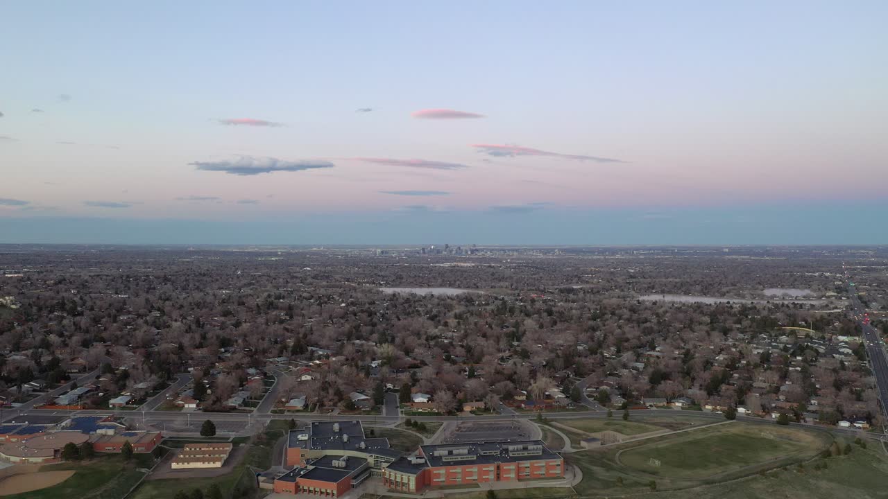 레이크우드 콜로라도에서 촬영된 드론이 덴버의 스카이라인을 촬영하고 있습니다.