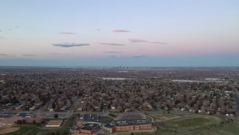 Eine-Drohnenaufnahme-über-Lakewood,-Colorado,-Die-Die-Skyline-Von-Denver-Einfängt