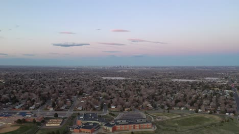 un avión no tripulado disparado sobre lakewood colorado capturando el horizonte de denver