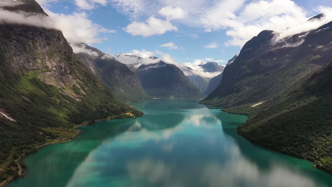 la hermosa naturaleza de noruega paisaje natural lago lovatnet.