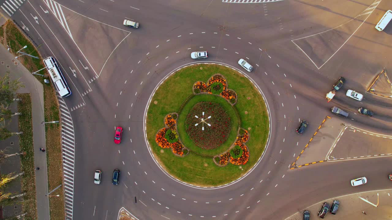 кружок движения с автомобилями. сверху вниз воздушный вид на круговом перекрестке,