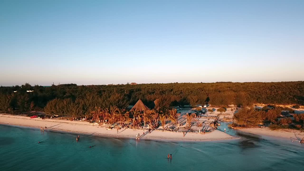 increíble levantarse lentamente volar hacia atrás drone disparado frente a un bar de playa festival de ensueño
