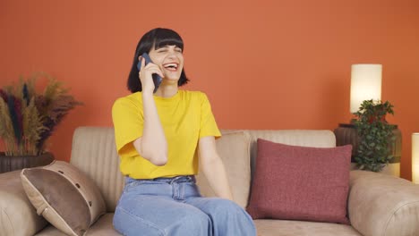 Mujer-Recibiendo-Evangelio-Por-Teléfono.