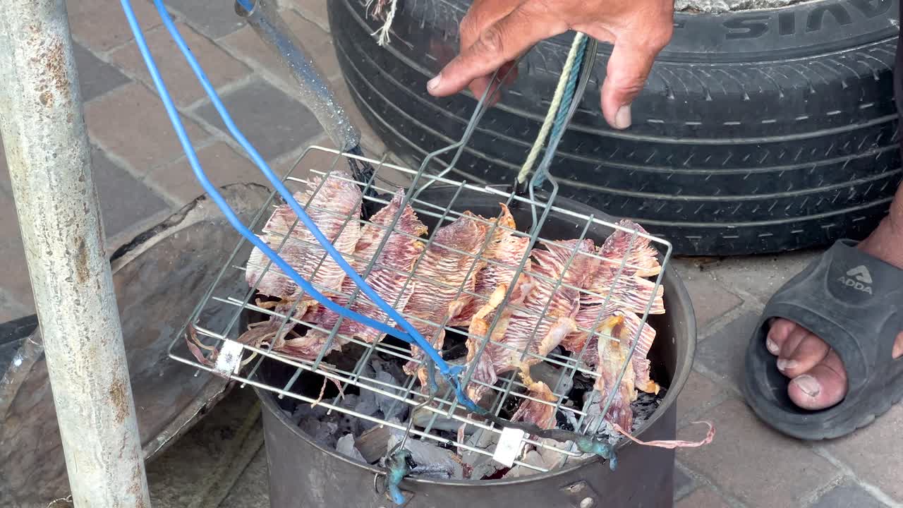 cocinando mariscos en una calle de pattaya.