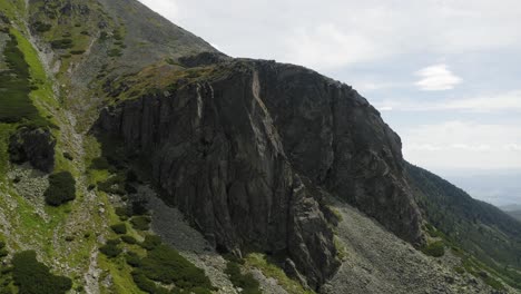 Hermoso-Acantilado-Cerca-De-Vodopad-Skok-En-Eslovaquia---Toma-Amplia