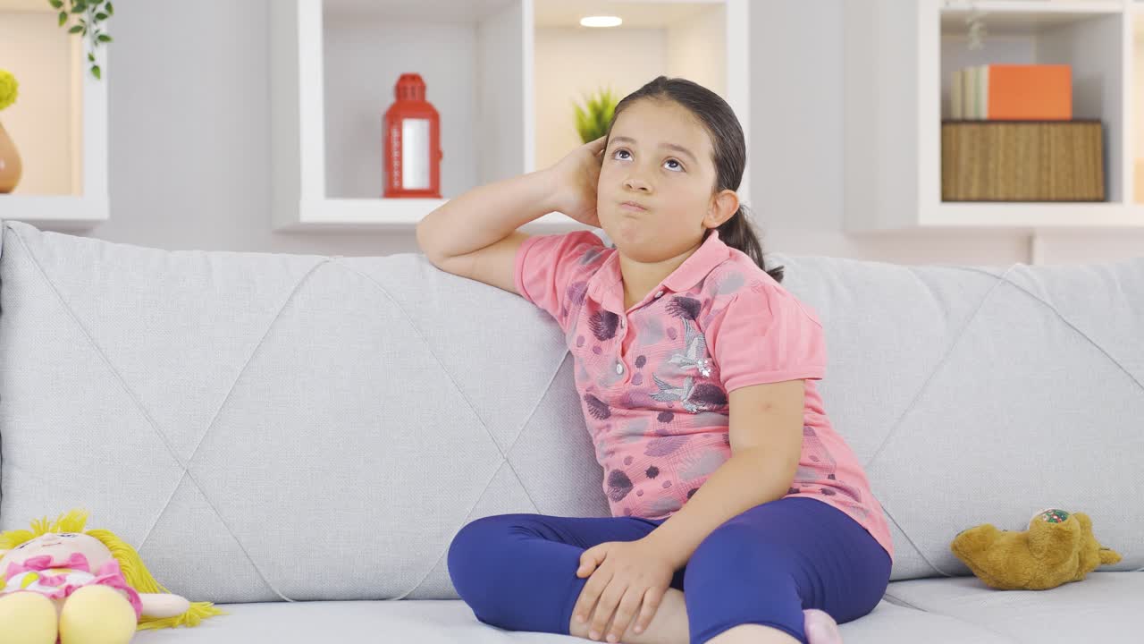 la niña pesimista está sola en casa.