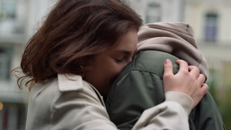 una pareja feliz abrazándose en una calle urbana. un hombre y una mujer disfrutando de una cita romántica.