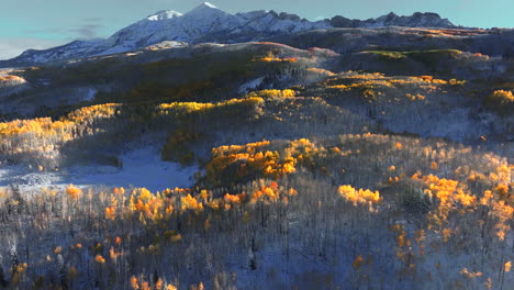 Escarchado-Crujiente-Frío-Congelación-Congelado-Mañana-Primera-Luz-Paso-Kebler-Colorado-Aéreo-Cinematográfico-Zumbido-Otoño-Invierno-Temporada-Chocar-Primero-Blanco-Nieve-Rojo-Amarillo-Naranja-álamo-Temblón-Bosque-Cielo-Azul-Adelante-Sartén