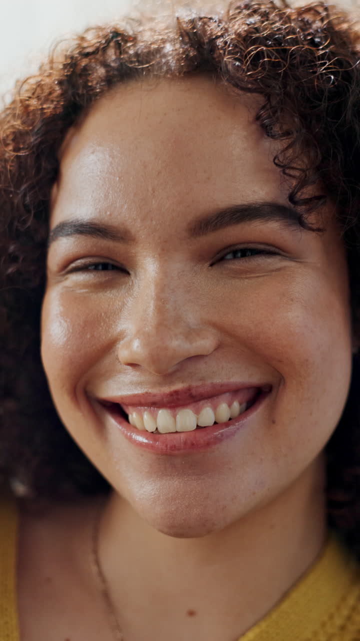 Jovem Mulher Alegre com Cabelo Cacheado Sorrindo e Mandando um Beijo