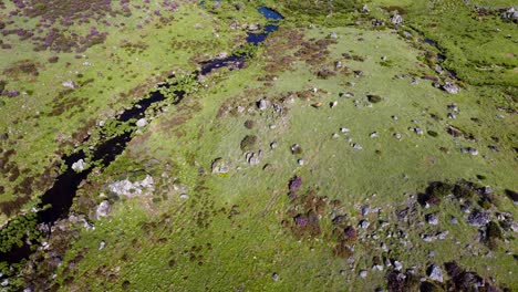 descenso aéreo inclinado hacia arriba sierra segundera paisaje rocoso y río zamora españa