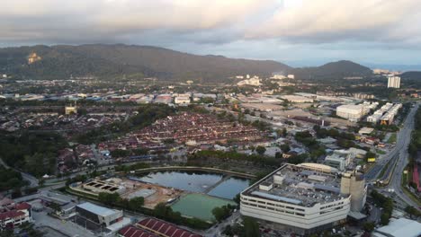 el atardecer lento se mueve hacia atrás revelando una pequeña ciudad en malasia con un centro comercial
