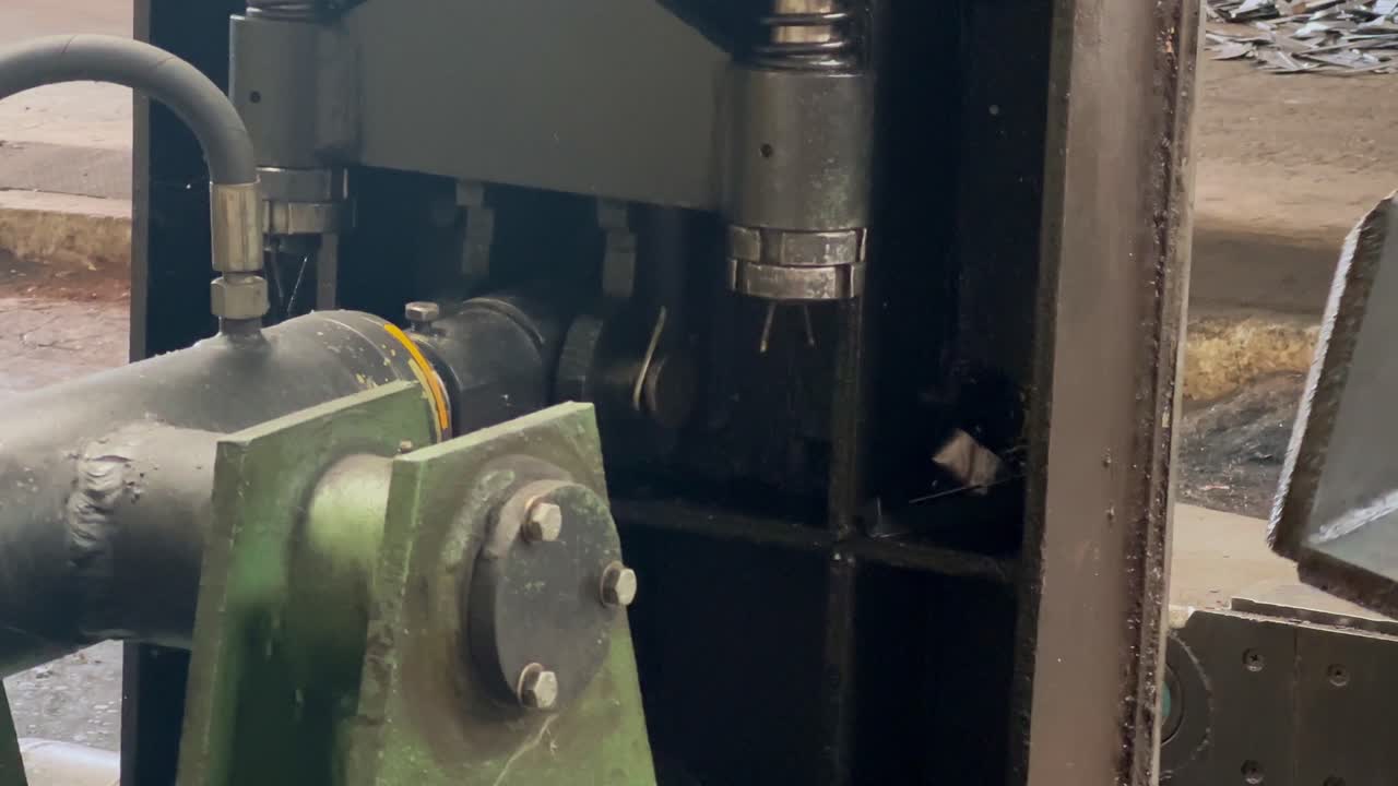 гидравлические поршни, используемые для движения тяжелых машин