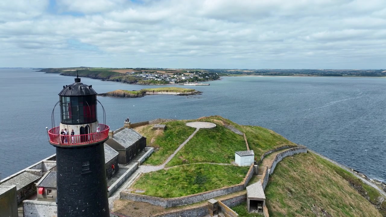 Drone che sorvola il faro di Ballycotton e l'isola in lontananza. Villaggio di pescatori di Ballycotton, attrazione turistica e base per la scialuppa di salvataggio di Ballycotton, Contea di Cork, Irlanda.