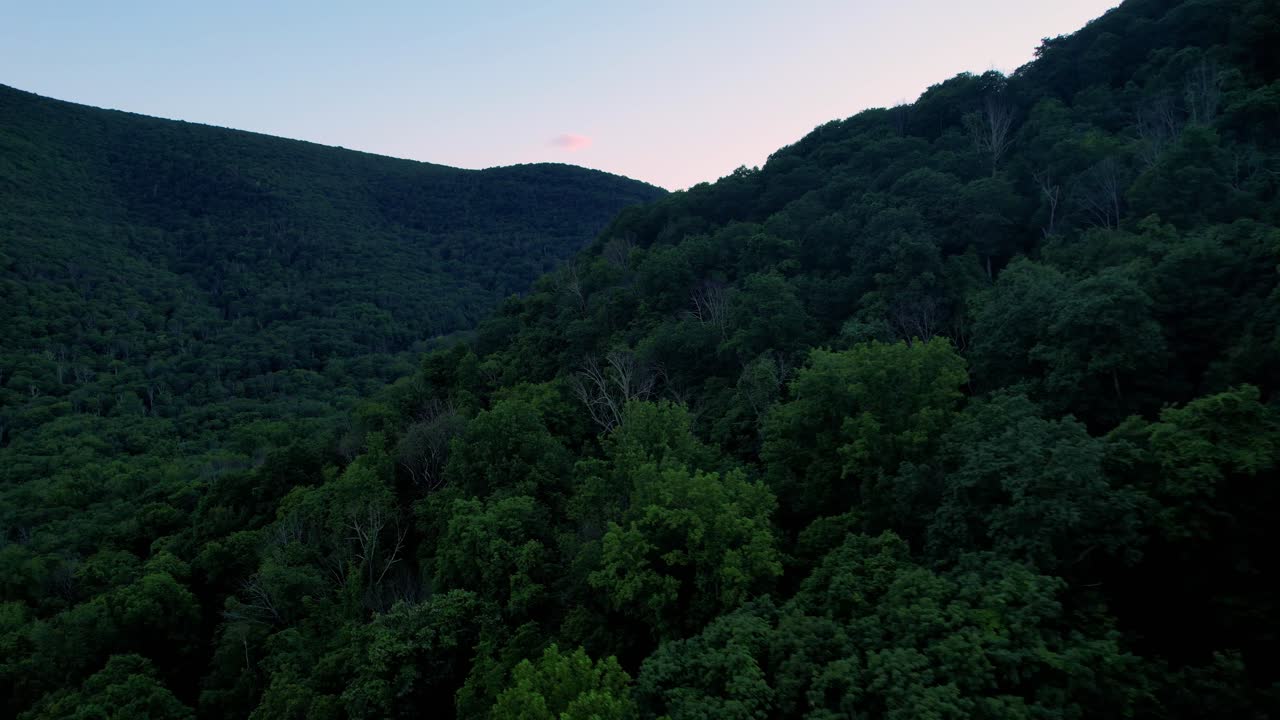 hermosas imágenes de drones de una hermosa y colorida puesta de sol de verano en las montañas apalaches