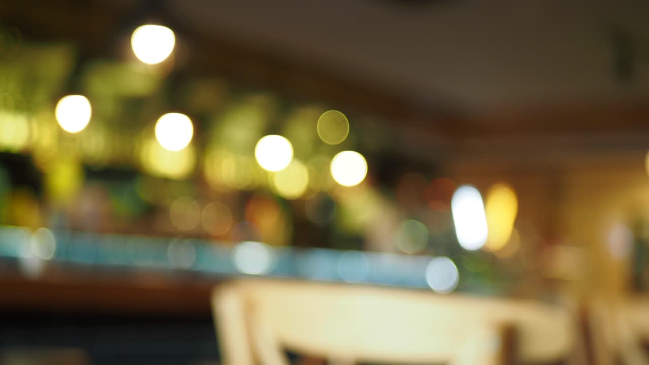 밤에는 레스토랑 내부가 흐릿해집니다.