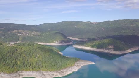 Langsames,-Wunderschönes-4K-Panorama-Des-Blauen-Wassersees-Und-Der-Grünen-Hügel-Und-Berge,-Sommertag