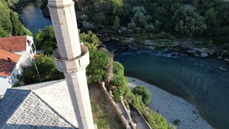 mezquita islámica a orillas del río