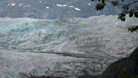 el glaciar mendenhall, un primer plano de los picos dentados, alaska