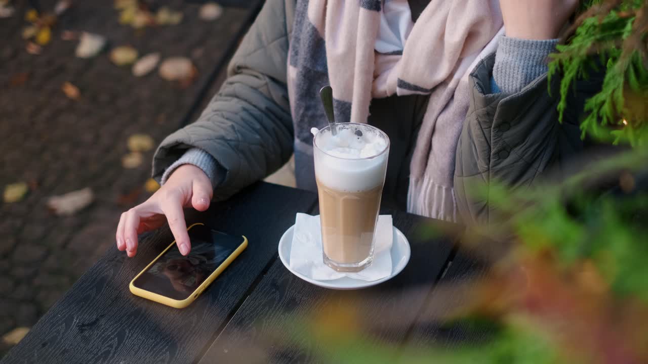 야외에서 라테를 즐기는 여자