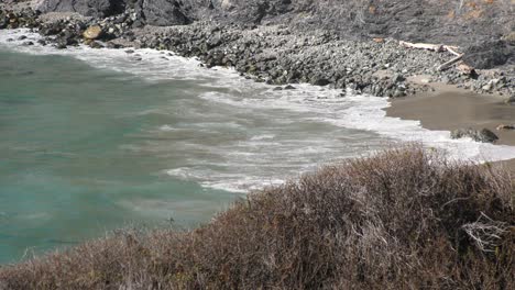 Ruhige-Wellen-Brechen-Gegen-Den-Strand