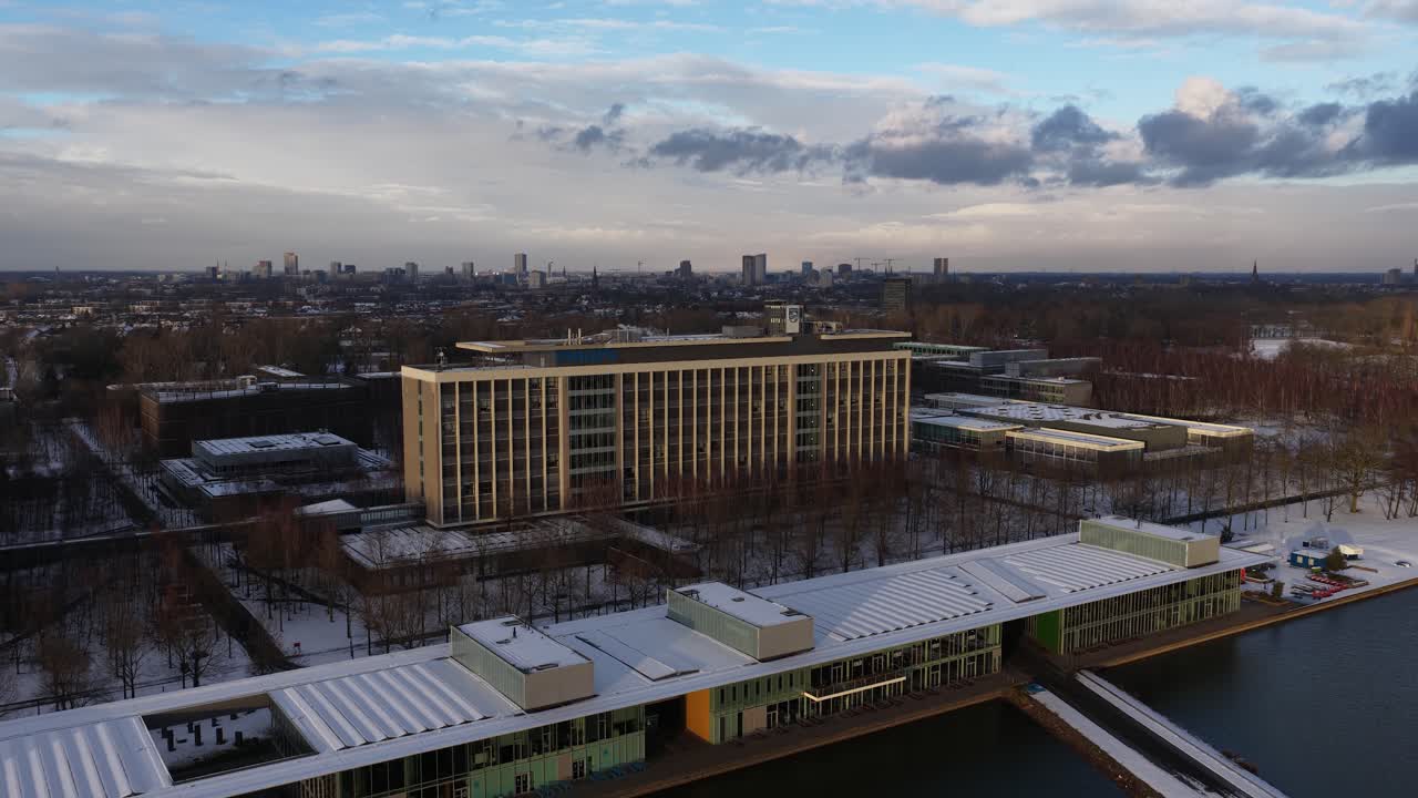 Dronevideo i fugleperspektiv af High Tech Campus Eindhoven i et vinterlandskab, Europas førende innovationsdistrikter med forskningsinstitutter, tech-virksomheder, startups og moderne R og D faciliteter