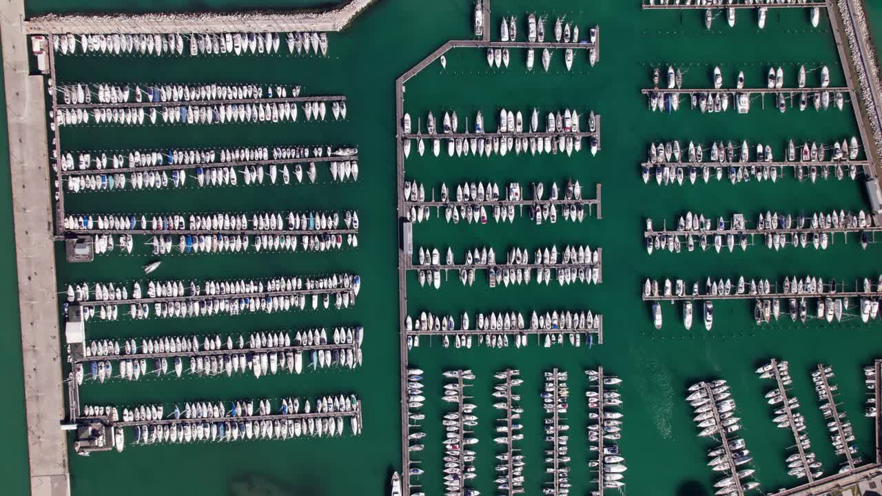 많은 요트 보트, 높은 각도와 함께 항구의 상단 아래로 공중