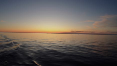 Un-Lapso-De-Tiempo-De-Una-Romántica-Puesta-De-Sol-En-El-Mar-Tomada-Durante-Un-Paseo-En-Bote