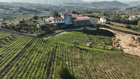 Bodega-De-Piedra-En-La-Cima-De-Una-Colina-Cerca-De-Viñedos