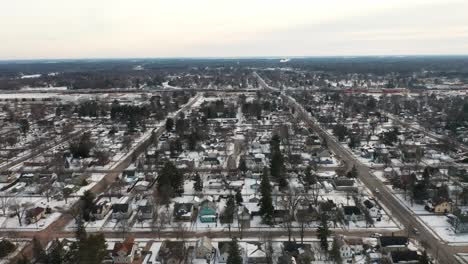 Aéreo,-Barrio-Residencial-Rural-De-Un-Pequeño-Pueblo-En-Los-Estados-Unidos-Durante-La-Temporada-De-Invierno,-Día-Nublado