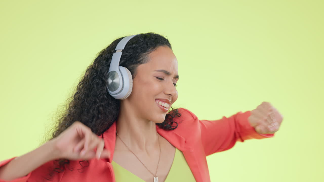 auriculares, cantos y mujeres bailando