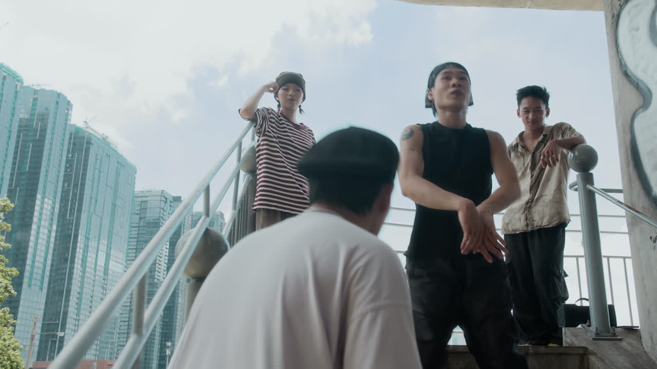 ผู้คนก าลังซ้อมท่าเต้นฮิปฮอปบนบันไดภายนอกอาคาร