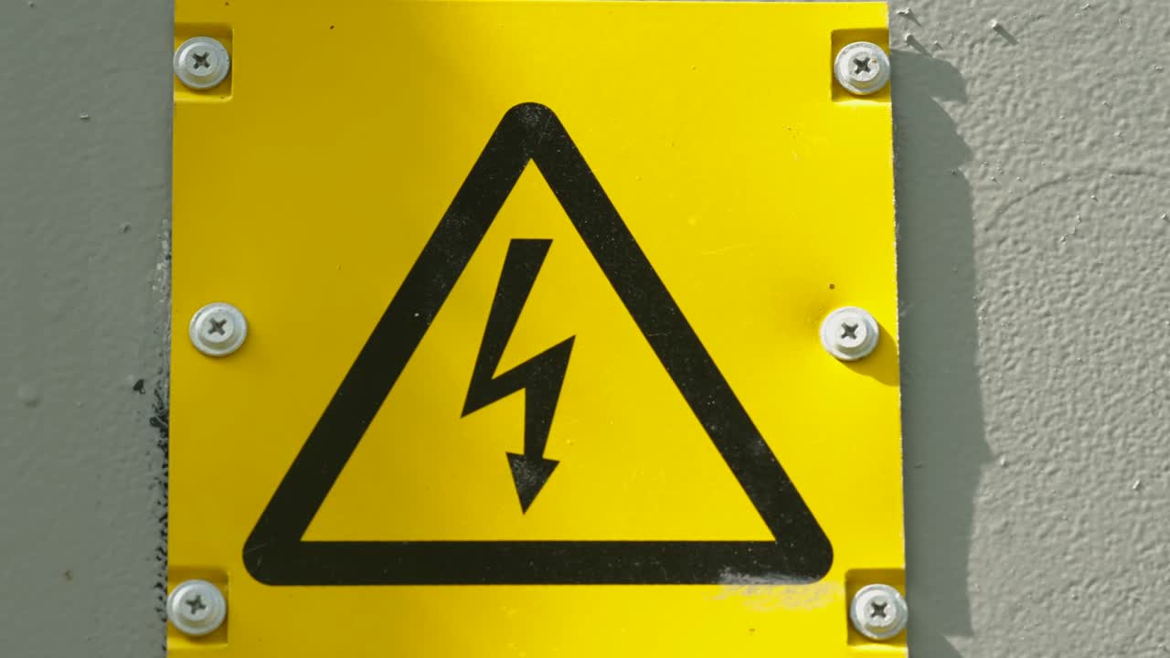 에스토니아의 벽에 붙여진 전압 표지판