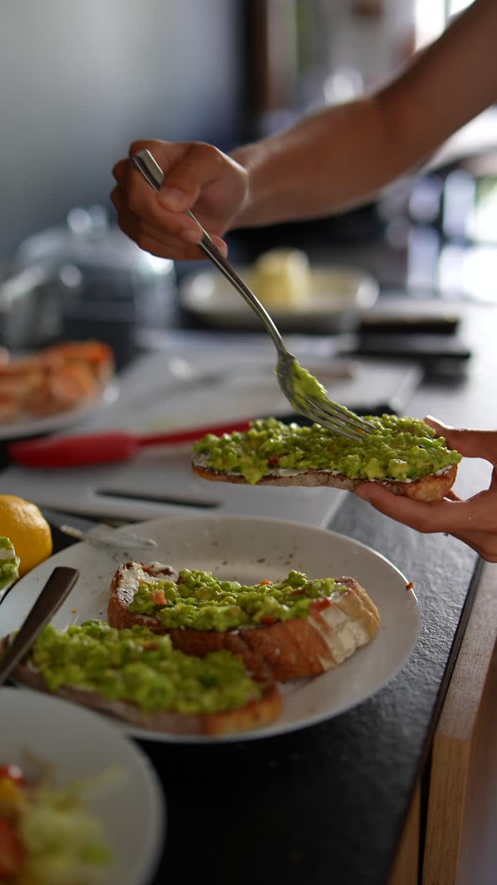 preparación de tostadas de aguacate