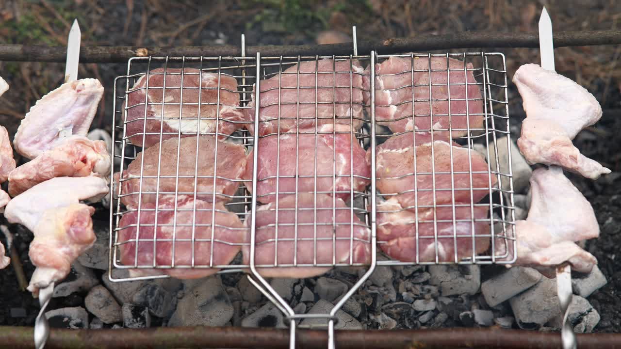 나무 석탄 그릴 에 긴 돼지고기 와 고기 스피어