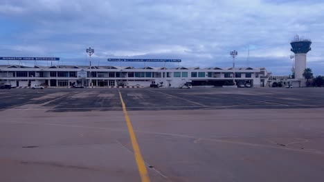 terminal del aeropuerto de monastir y torre de control de tráfico aéreo en túnez