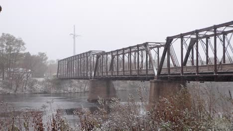 puente sobre el río chippewa durante las nevadas en invierno