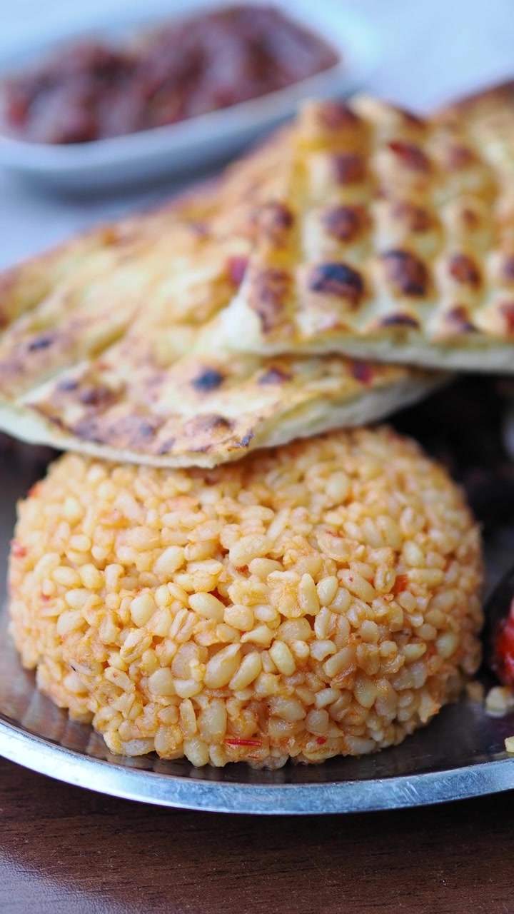 Geleneksel Türk Bulgur Pilavı ve Yassı Ekmek Yakın Çekimi